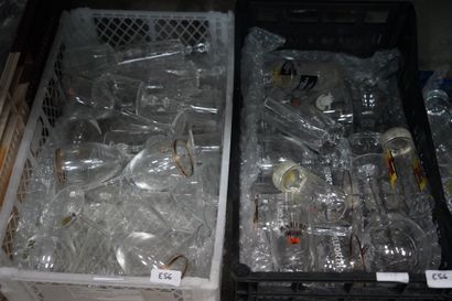 Réunion de verrerie dont verres, vases, en...