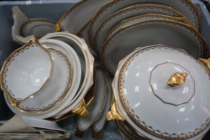 LIMOGES
Partie de service de table en porcelaine...