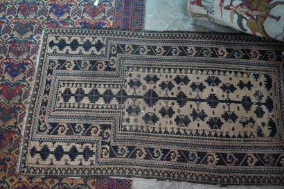 Réunion de quatre tapis à décor géométrique....