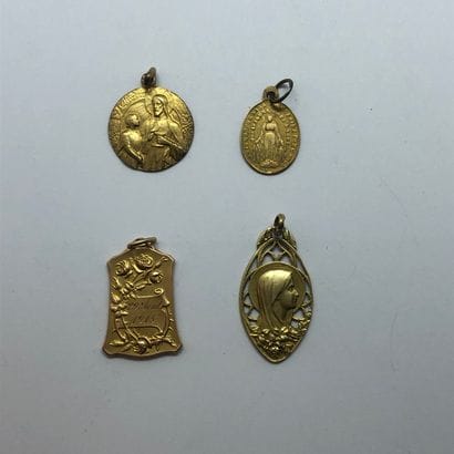 Médaillon en or jaune 18K orné du Christ...