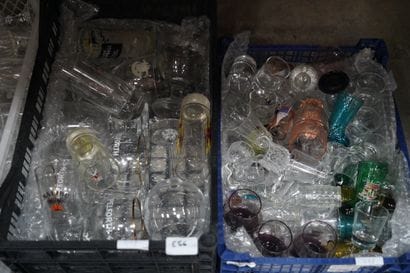Réunion de verrerie dont verres, vases, en...