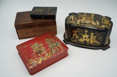 Réunion trois boîtes en carton mâché à décor...