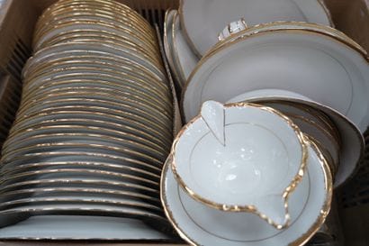 Partie de service de table en porcelaine...
