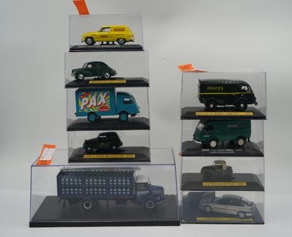 Réunion de 9 véhicules miniatures dans leur...