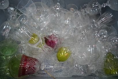 Parties de services en verres et cristal...