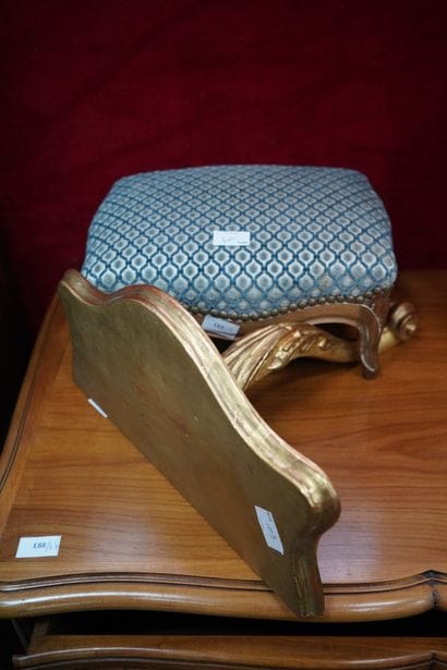 Commode en bois naturel ouvrant par trois...