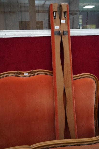 Bois de lit, garniture en velours saumon,...