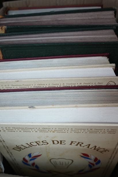 Réunion de livres divers. Deux cartons. En...