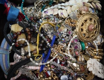 Réunion de bijoux fantaisie, cinq boites,...
