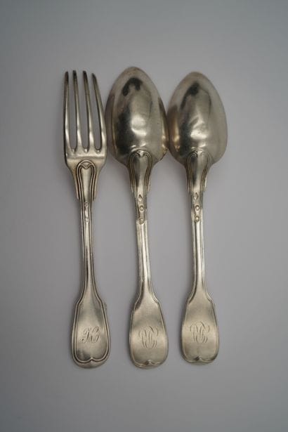 Deux grandes cuillères en argent, chiffrées,...