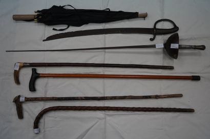 Epée et un sabre en métal. En l'état. Lame...