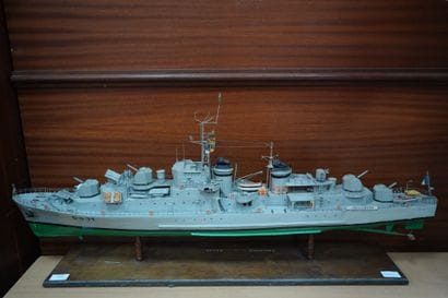 Maquette de bateau en bois peint 