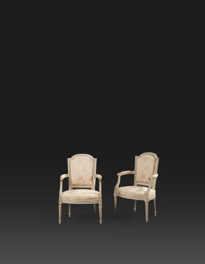 PAIRE DE FAUTEUILS. 
Bois laqué mouluré...