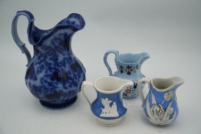 ANGLETERRE ET FRANCE, quatre brocs en céramique...