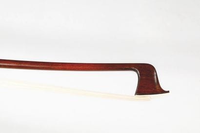 ARCHET DE VIOLON DE L’ÉCOLE ALLEMANDE. 
Dans...
