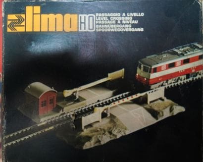 Réunion de wagons miniatures dont JOUEF et...