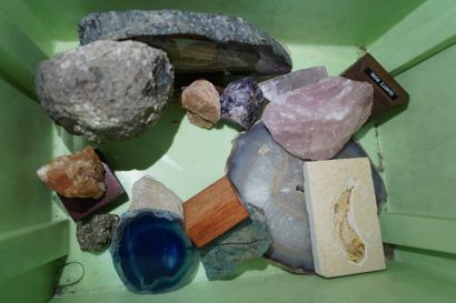 Réunion de géodes, tranches d'agate et divers....