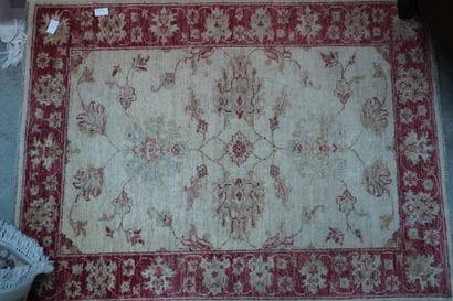 Tapis à décor de branchages fleuris sur fond...