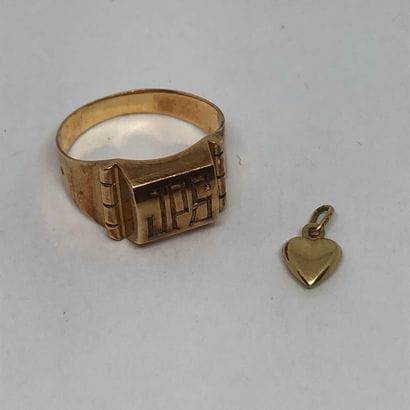 Bague chevalière aux initiales gravées 