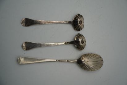 Paire de petites cuillères à sel en argent,...
