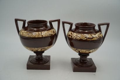 DOUAI, paire de vases dits urne sur piédouche,...