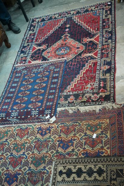 Réunion de quatre tapis à décor géométrique....