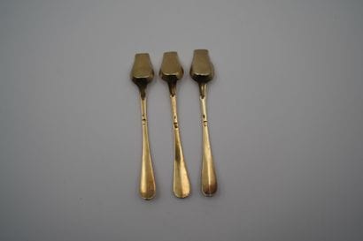 Trois petites pelles à sel en argent doré....