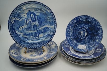 Réunion de dix assiettes en faïence fine...
