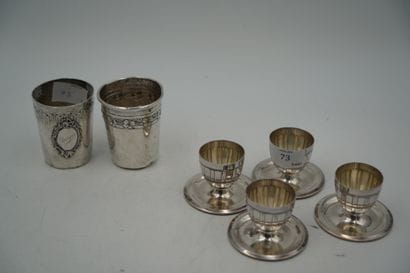 Suite de quatre coquetiers sur piédouche...