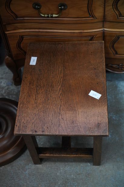 Commode en bois naturel ouvrant par trois...