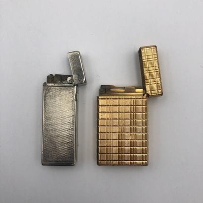 DUPONT
Briquet en métal plaqué or (20 microns).

On...