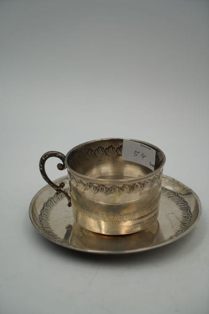 TASSE ET SA SOUS -TASSE. 
Argent, à décor...
