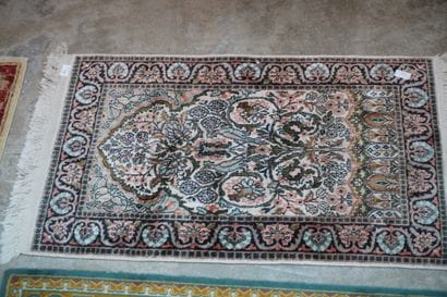 Deux petits tapis en laine et soie, à décor...