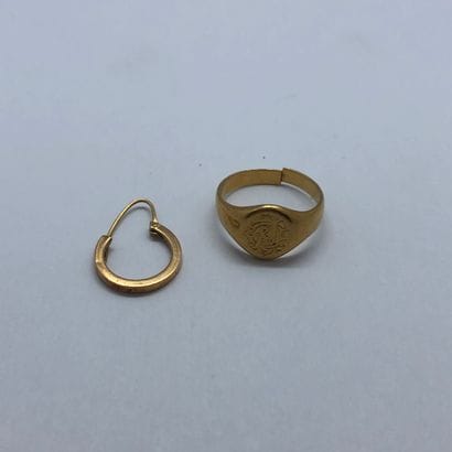 Une bague chevalière en or 18K (coupée) et...