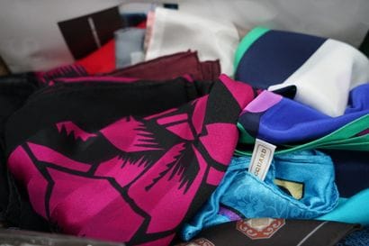 Réunion de bijoux fantaisie, et foulards....