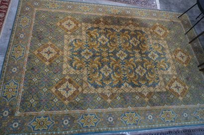 Tapis mécanique, le champs à décor de fleurettes...