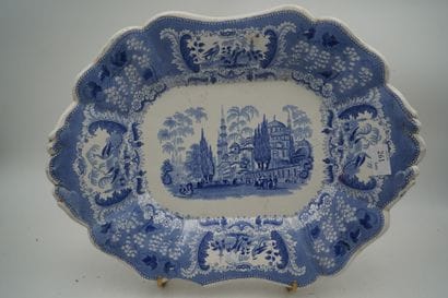 Johnston et Cie mi-porcelaine, plat ovale...