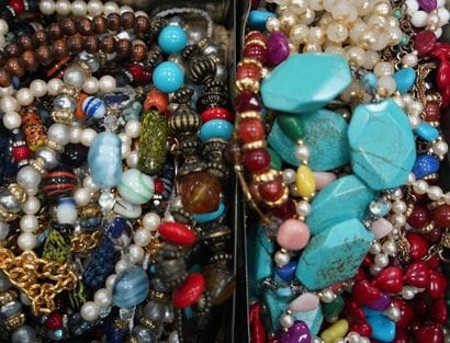 Réunion de bijoux fantaisie, cinq boites,...