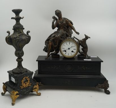 Pendule en marbre noir, le cadran émaillé...