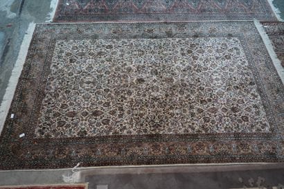 Tapis en laine et soie à décor de fleurs...