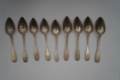 Suite de neuf petites cuillères en argent...