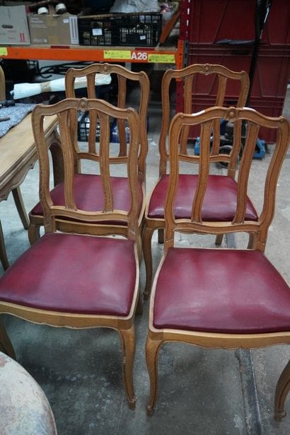 Suite de huit chaises en bois naturel, le...