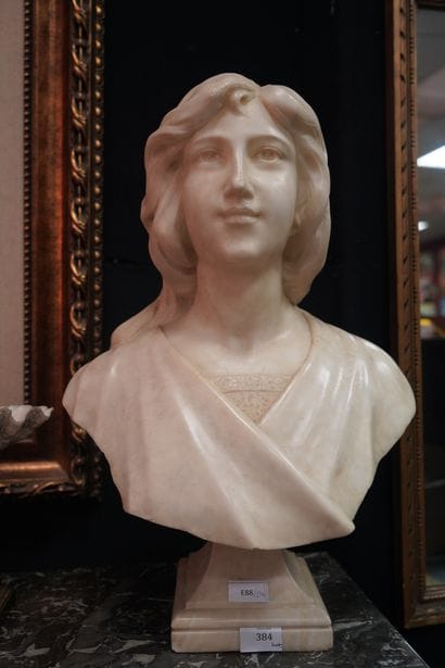 Grand buste en pierre figurant une jeune...