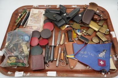 Réunion de couteaux, étuis, montres, billets...