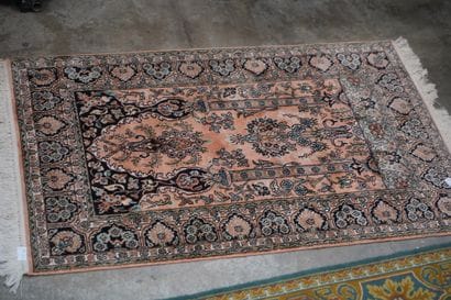 Deux petits tapis en laine et soie, à décor...