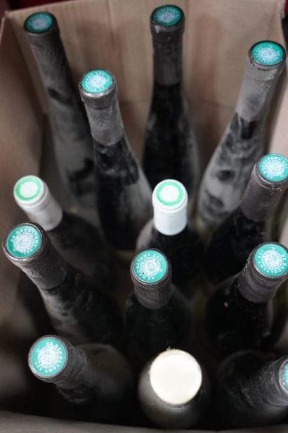 Réunion de bouteilles de vin. Un carton....