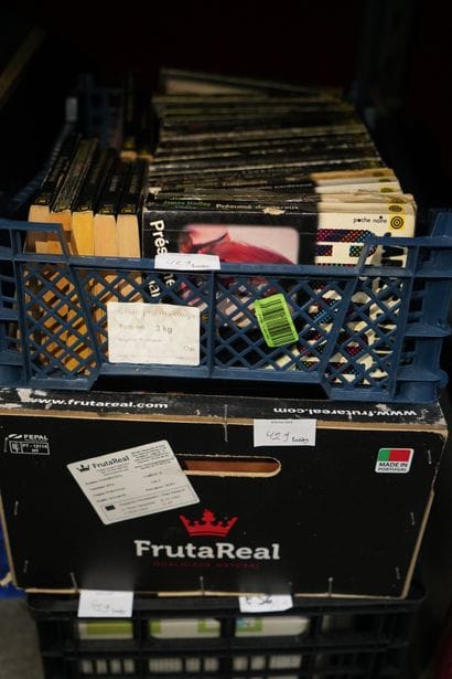 Réunion de livres, cassettes, CD, livres...