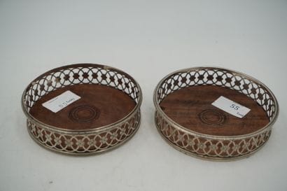 Paire de dessous de bouteille en argent et...
