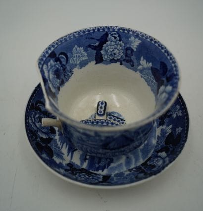 ALLEMAGNE ET ANGLETERRE, deux tasses et sous-tasse...