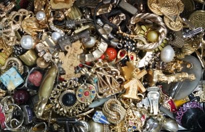 Réunion de bijoux fantaisie, cinq boites,...